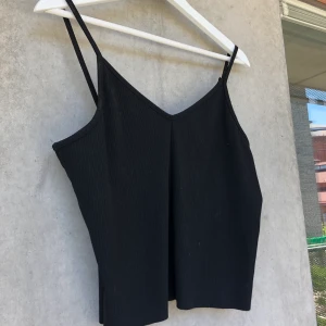 Linne - Ett skitfint svart linne till sommaren från hm, storlek S och aldrig använd!🥰