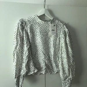 Helt ny blus från Pull & Bear  - Helt oanvänd och ny blus, med prislappen kvar.  storlek S  puffärmar med volang och knapp i nacken!