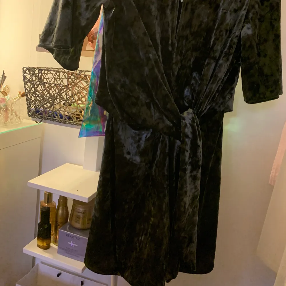 En sammet klännig från London zara,knytning där fram,väldigt bra skick använd två gånger:)köparen står för frakt,nypris 399 . Klänningar.