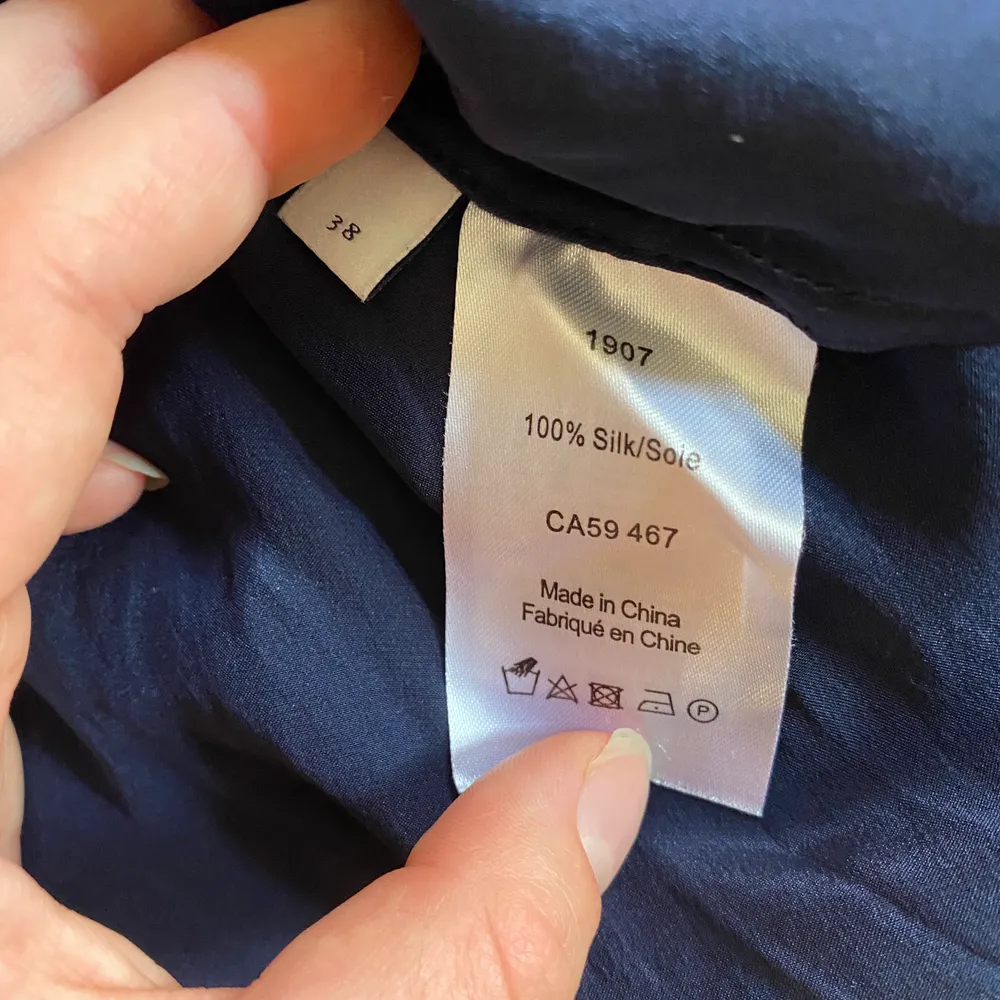 Otroligt härlig mörkblå skjorta från Tiger of Sweden i 100% silke. Använd någon enstaka gång. Skjortor.
