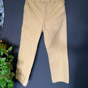 Chinos weekday - Chinos ifrån weekday! Bredare i benen så sitter inte tajt varken vid låren eller vaderna! Passar perfekt till ett par vita sneakers! Storlek 48 passar mig bra som är 1,75💛💛 köpare står för frakt