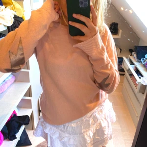 Somrig Zadig tröja 💕💕 - Säljer min jättefina ljusrosa/beige cashmere Zadig tröja💕 Perfekt till sommarn och har coola blixtrar på armbågarna. Storlek M men passar S super bra också. Nypris runt 2500kr mitt pris 1750kr bara använd en gång💕💕