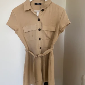Playsuit (prislapp kvar) - Oanvänd playsuit från Behrska i storlek S, köpt i Frankrike förra året för ca 300kr.