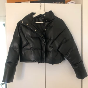 PU puffer jacket  - Kort jacka i PU. Passar en XS & S. Frakt tillkommer på 59kr om den ska fraktas.