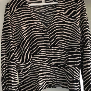  - Från hm märkt stl 42 men liten o mer som stl 38-40.. 