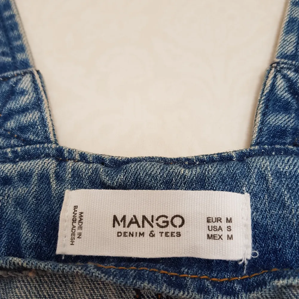 En jättefin overall jeans klänning. Den är i storlek M, men sitter ganska löst som oversize. Har köpt den några år sen men har använt den jätte få gånger ungefär 3-5 gånger, och väldigt sparsamt. Ser ut som ny. Har fickar både på fram och baksidan. . Klänningar.
