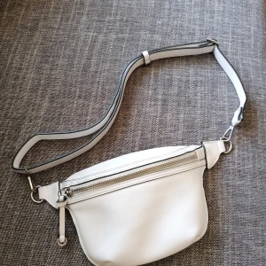 Magväska  - Vit magväska från Mango. Något missfärgad på baksidan (syns på andra bilden) men inget som syns vid användning. 50 kr + frakt, kan även hämtas i Gbg ⭐