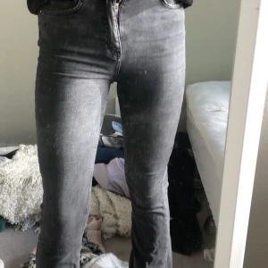 bootcut jeans - så fina bootcut jeans från gina som typ aldrig kommer till användning längre. liknar lite de populära från zara. köpta för 399kr, storlek s men passar både xs och s då dem krympt lite men är stretchiga. buda