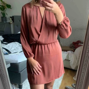  - Så fin klänning med djup ringning i rygg! Är tyvärr för liten för mig! Använd en gång så i fint skick. Frakt ingår i priset