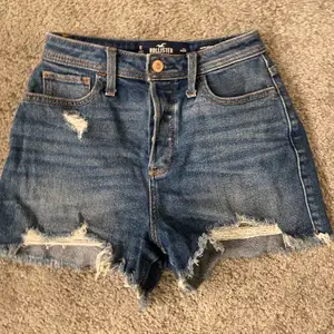 Super söta HOLLISTER shorts! Modellen heter ”vintage stretch) och dom är högmidjade. Jätte fina och perfekta nu inför sommaren! Ord pris: ca 500kr