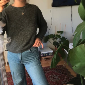 Grå stickad tröja  - Casual stickad tröja från hm - köparen står för frakt🌻