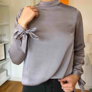  - Säljer en superfin blus med söta knytningar i armarna, samt i ryggen! Väldigt elegant!🥰 frakt tillkommer och tar betalning via swish😊
