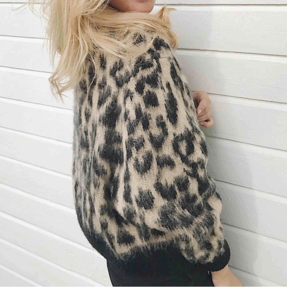 Leopard sweater köpt på &otherstories, i superbra skick!🥰 köpt för 700.. Stickat.