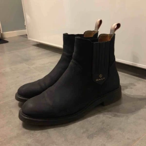  - Snygga boots som jag endast använt ett par gånger . Tyvärr är dom för små för mig.