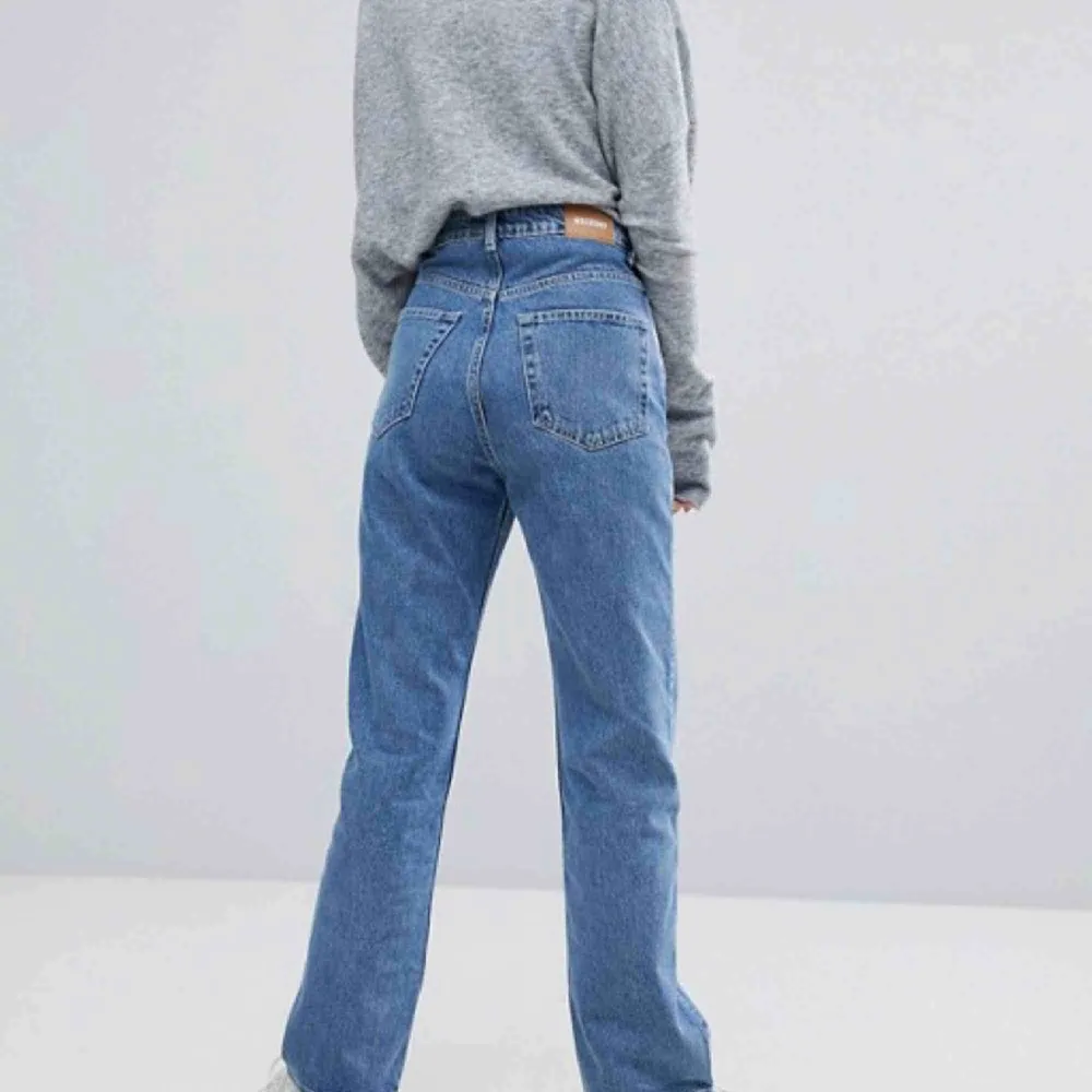 Weekday row sky blue jeans köpt för 2 månader sen jätte fint skick👍. Jeans & Byxor.