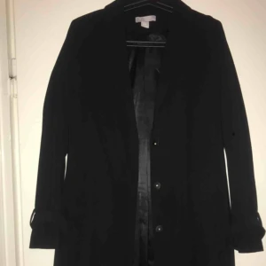  - Jättefin och stilig kappa från HM. Säljes endast pga att den är för stor för mig. Går lite under knäna på mig som är 170. Använd 2 ggr.