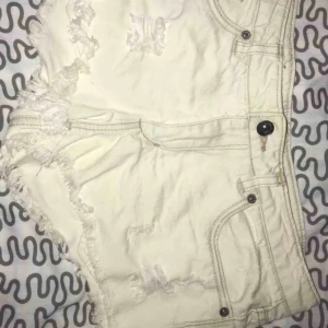  - Shorts från HM, kortare modell med låg midja. Säljes pga för stora för mig