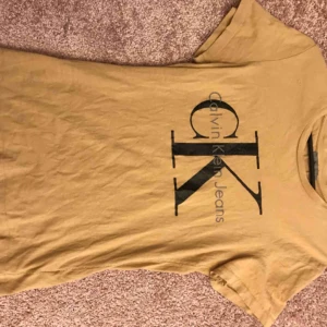  - Hej! Säljer min äkta t-shirt från Calvin Klein. Använd 1-2 gånger. Passar även S! Nypris 599:- tror jag!