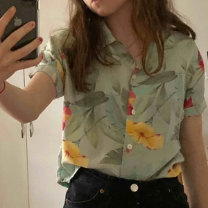  - Jättehärlig och bekväm skjorta med blommor som motiv. Köpt på beyond retro för ett tag sen men har aldrig kommit till användning (skicket är därför mycket bra!)❤️hör av dig vid ev frågor kring plagget