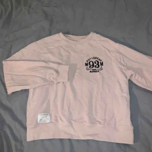  - Pull and bear sweatshirt i kortare modell, säljer pga att den är för liten på mej, köparen står för frakt
