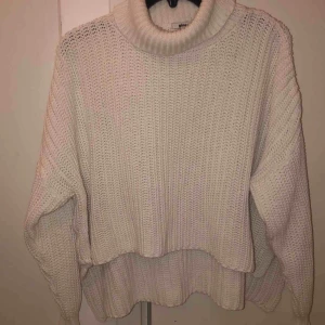  - Säljer en stickad tröja använd 1 gång 