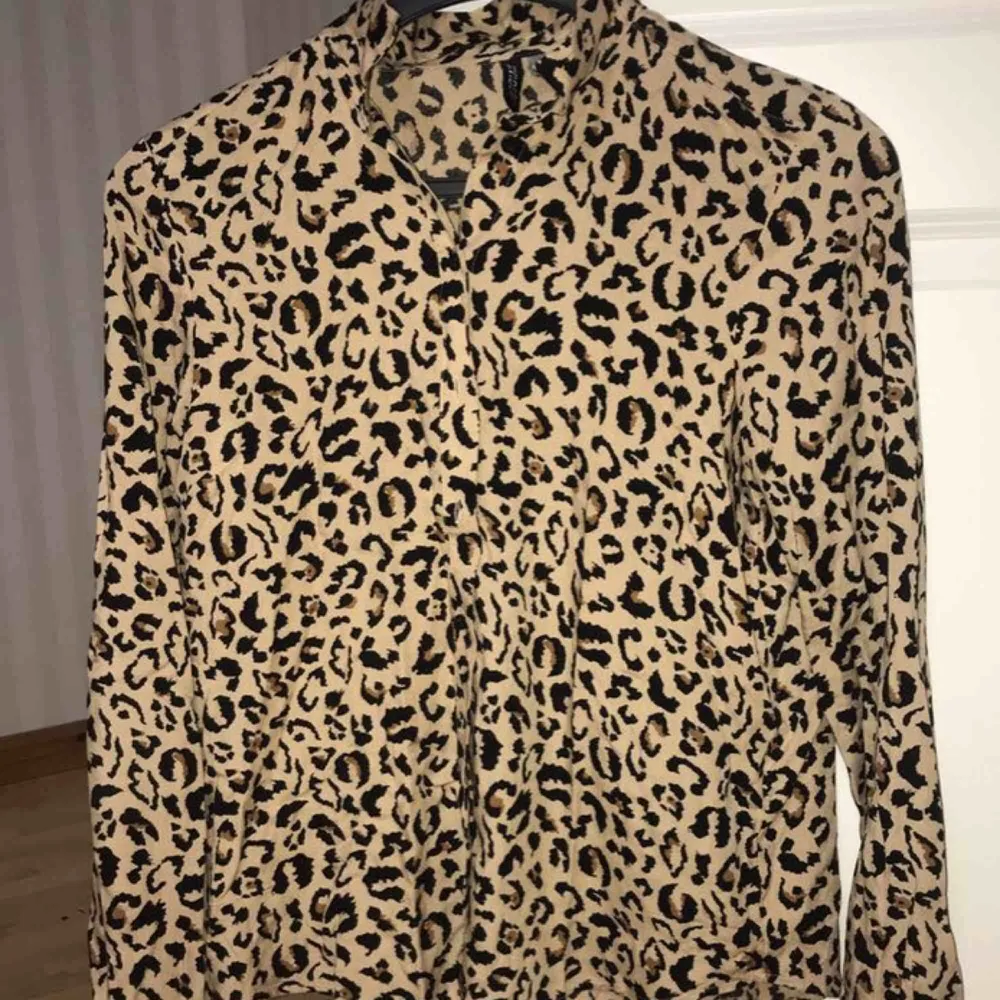Fin leopard skjorta. Köpt på hm för 300kr. Storleken är 34 men känns som 36. Används endast 1 gång. Skjortor.