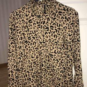 Fin leopard skjorta. Köpt på hm för 300kr. Storleken är 34 men känns som 36. Används endast 1 gång