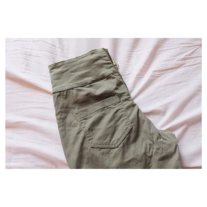  - Militärgröna högmidjade jeans