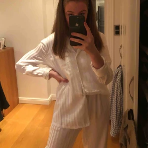  - HUR snygg pyjamas? Nejmen denna är så så så fin. Denna kommer du sova som en prinsessa i! Den känns så lyxig och är så himla skön. denna kan man ju exempelvis också använda på fest. Säljer pga dubbel upplaga 💘💘