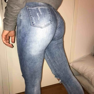  - Säljer dessa snygga jeans jag köpte för jätte längesen. Använda men fortfarande i ett bra skick och sitter väldigt snyggt. Kan passa på någon som har 36. Kan frakta eller mötas upp :) 