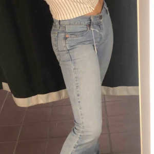  - Jättesnygga och bekväma bootcut Levis jeans, ifall du vill ha flera bilder eller information så är det bara att kontakta mig!  Storlek: W26 L34 🥰🥰
