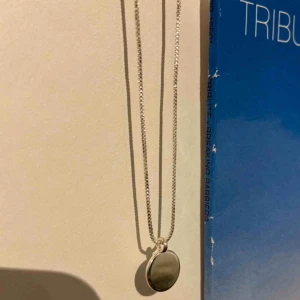  - Ett halsband som aldrig används! Väldigt ny så i bra skick!✨