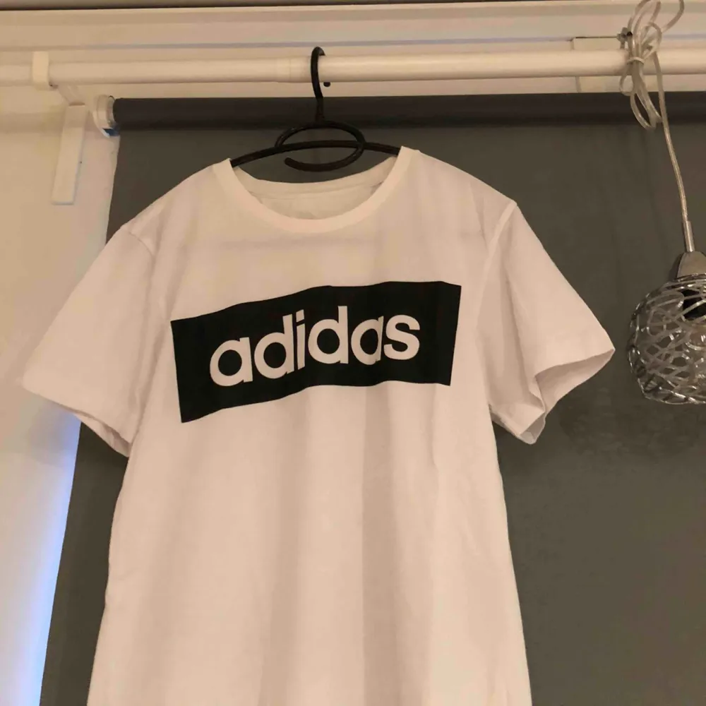 Adidas tröja, står inte vilken storlek men passar S-M. priset är inkl frakt & betalning sker via swish!☺️. T-shirts.