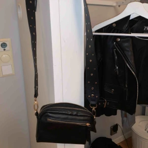  - Snygg väska från Lindex i gulddetaljer 