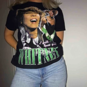  - Säljer min Whitney Houston tröja, använd endast en gång. Nypris 300kr, frakt 50kr