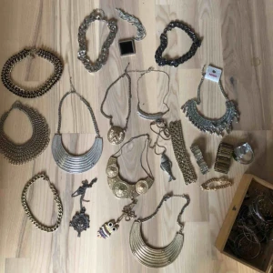  - Diverse halsband, alla för 100kr. Finns att hämta i Hägersten solberga 
