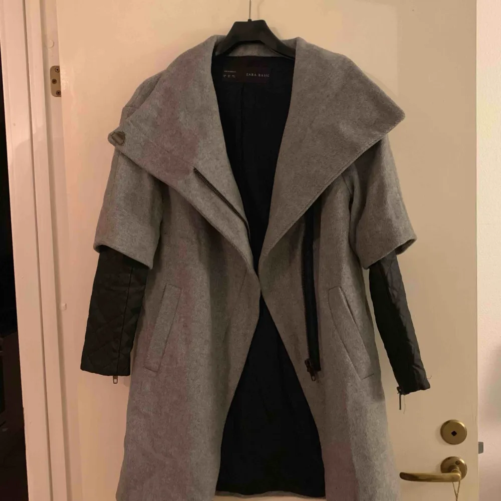 Sjukt cool och unik kappa från Zara. Använd fåtal gånger, perfekt skick. Varm och mysig, passar XS-S! Frakt tillkommer 💋. Jackor.