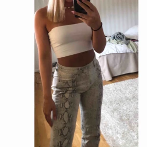  - Ett par jeans i orm mönster ifrån Gina tricot! Väldigt fin passform och sitter bra på mig som brukar ha 36! Pris kan diskuteras vid snabb affär!!