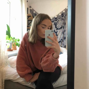  - Fin peach-rosa stickad tröja i lite sammetsaktigt garn/tyg🍑 Mysig, skön och snygg! Frakt tillkommer!