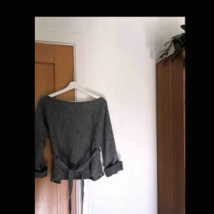  - Stickad off-shoulder tröja från SheIn i storlek S. Nästan helt oanvänd. 