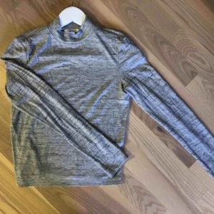  - Grå högkrage från monki, sparsamt använd 