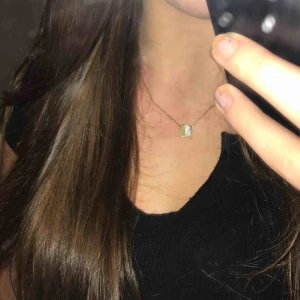  - Halsband i guldimitation med marmor/guld hänge, ganska kort men går att reglera såklart. Nästan aldrig använt och inga täcken på det heller. Kan mötas i Flen/Eskilstuna eller frakta (köparen står för frakten)⭐️