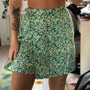  - Ser ut som en kjol men är egentligen shorts!! Köpt här på Plick men har inte kommit till användning så mycket då jag redan har en liknande🙄 stämmer i storleken och passar mig som har M och ibland S🥰 helt fläckfri och har bra kvalitet😁 frakt tillkommer!