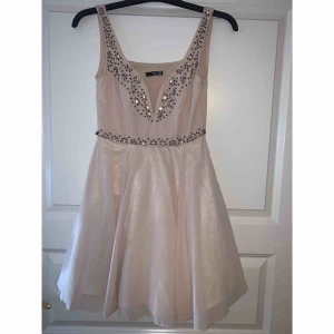  - Beige jättefin klänning, perfekt till fest, bröllop och liknande. Ser glittrig ut men det är den inte. Flera lager i kjolen, aldrig använd!