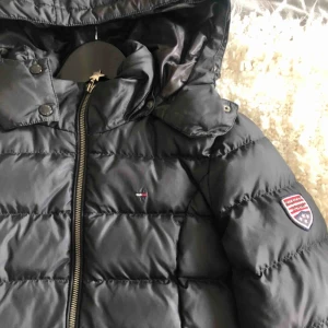  - Säljer min HILFIGER DENIM vinterjacka då den blivit för liten.. storlek S 