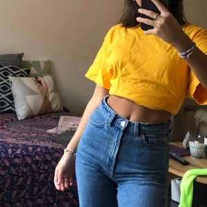  - Oversized t-shirt från urban outfitters gulorange färg💛