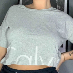  - Använd ett fåtal gånger, trycket har lossnat lätt kring några kanter men ingenting märkbart. Kan lösas med att stryka den