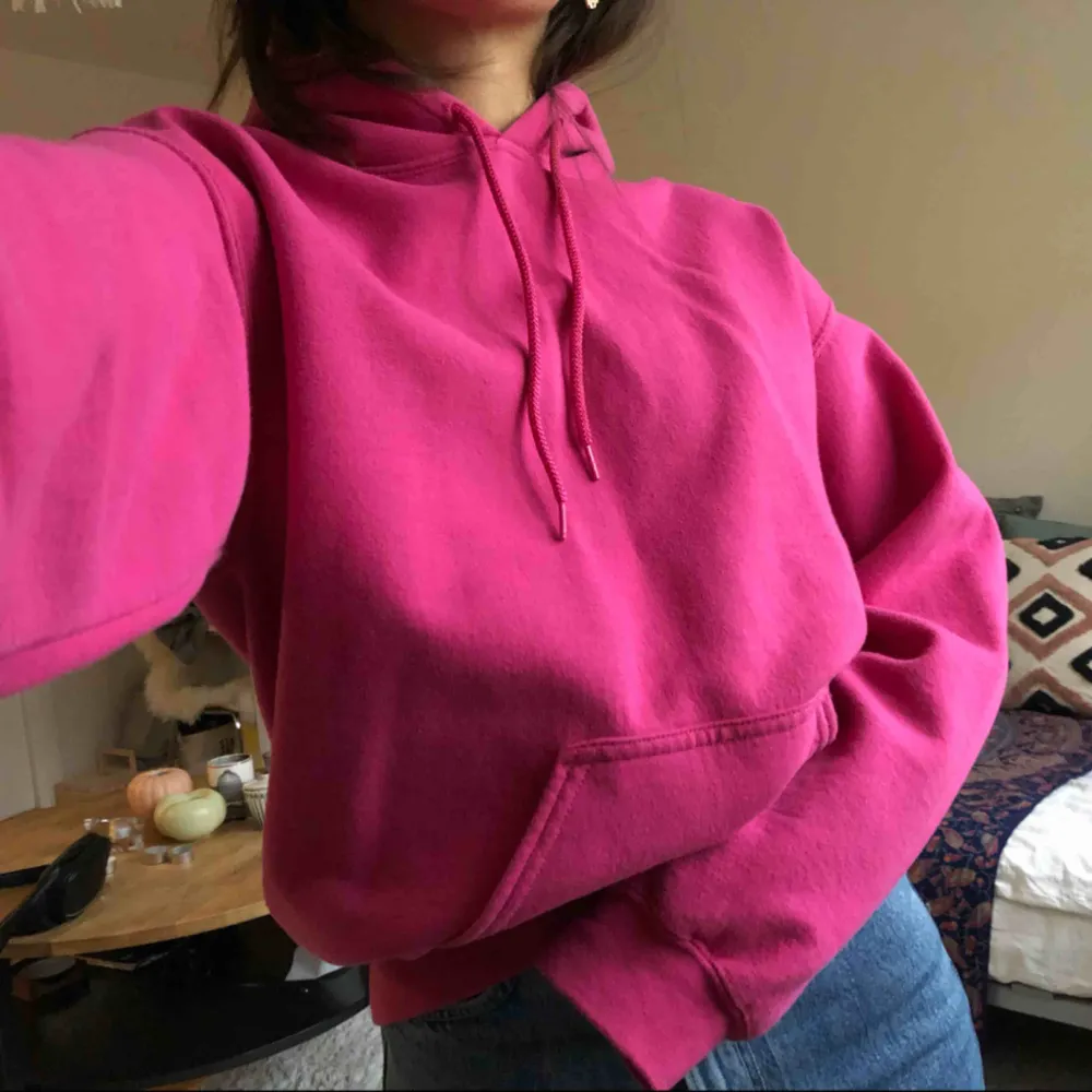 💓Hot pink hoodie från urban outfitters💓. Hoodies.
