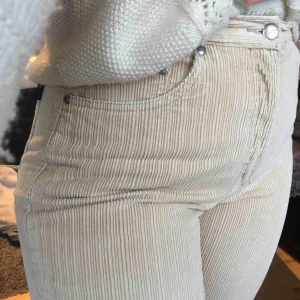  - Härliga manchesterbyxor i beige färg🤩 passar en S möjligen en liten M också. Prutbar👍 frakt tillkommer på 63 kr🌸