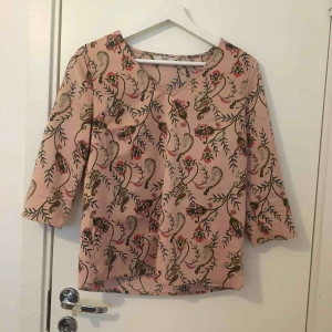  - Säljer min supersnygga blus från Only, den är i nytt skick och materialet är superskönt!  Kan frakta eller mötas upp i Gävle, frakten betalar man själv!💕
